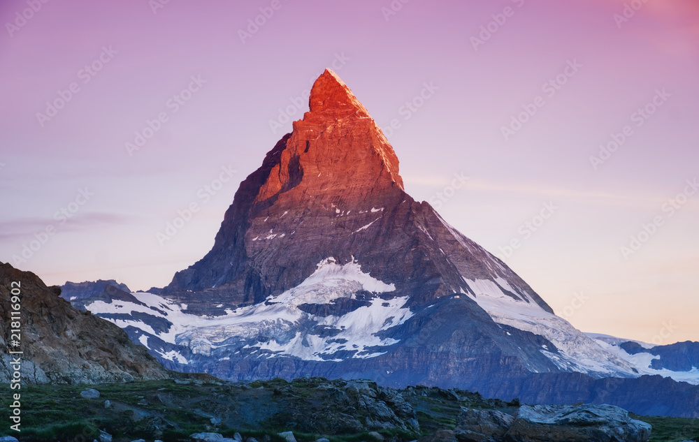 Naklejka premium Szczyt Matterhorn podczas wschodu słońca. Piękny naturalny krajobraz w Szwajcarii. Krajobraz gór w okresie letnim