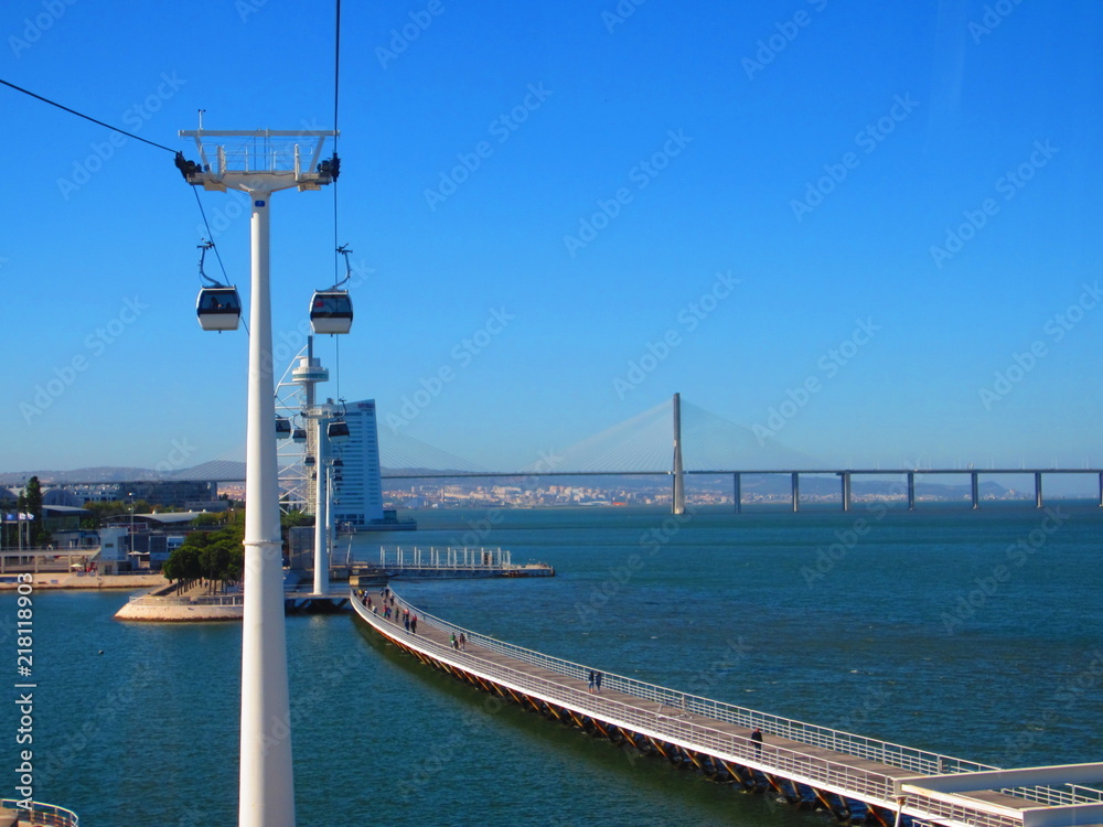 Fototapeta premium Kolejka linowa w Lizbonie na terenie Światowego Parku Wystawowego Narodów