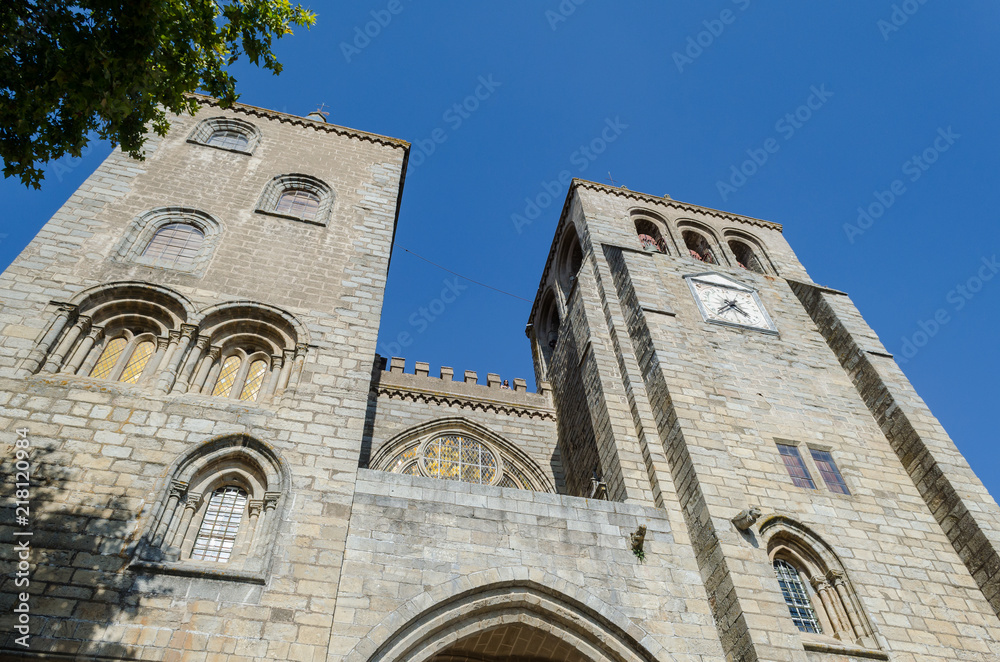 Fachada de la Catedral de Évora, Alentejo. Portugal