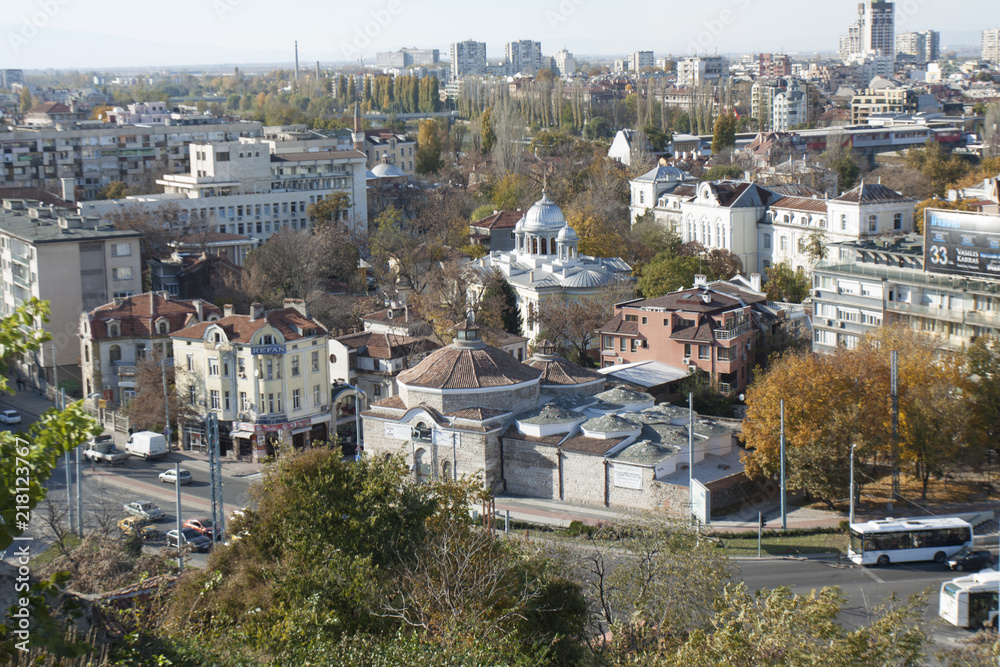 Obraz premium PLOVDIV, BULGARIA - NOVEMBER 09, 2015: old buildings in historical centre of the city.
