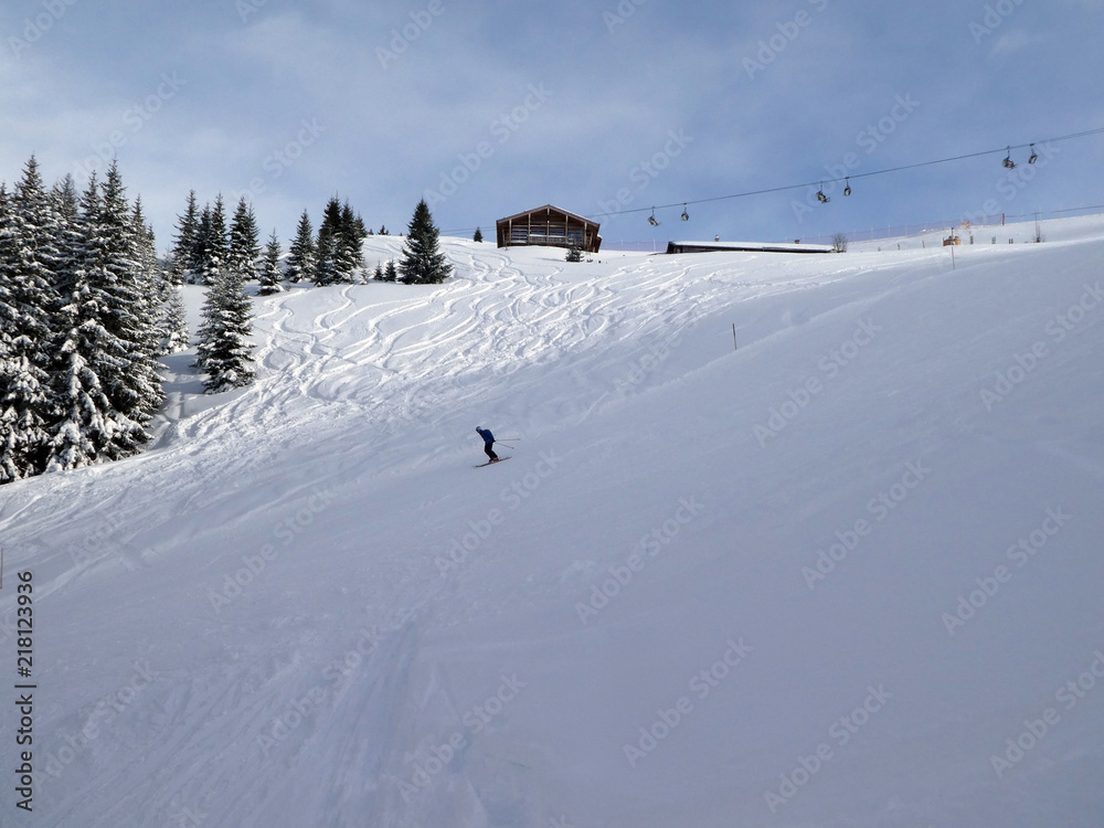 Skifahrer gegenüber dem Hochkönig