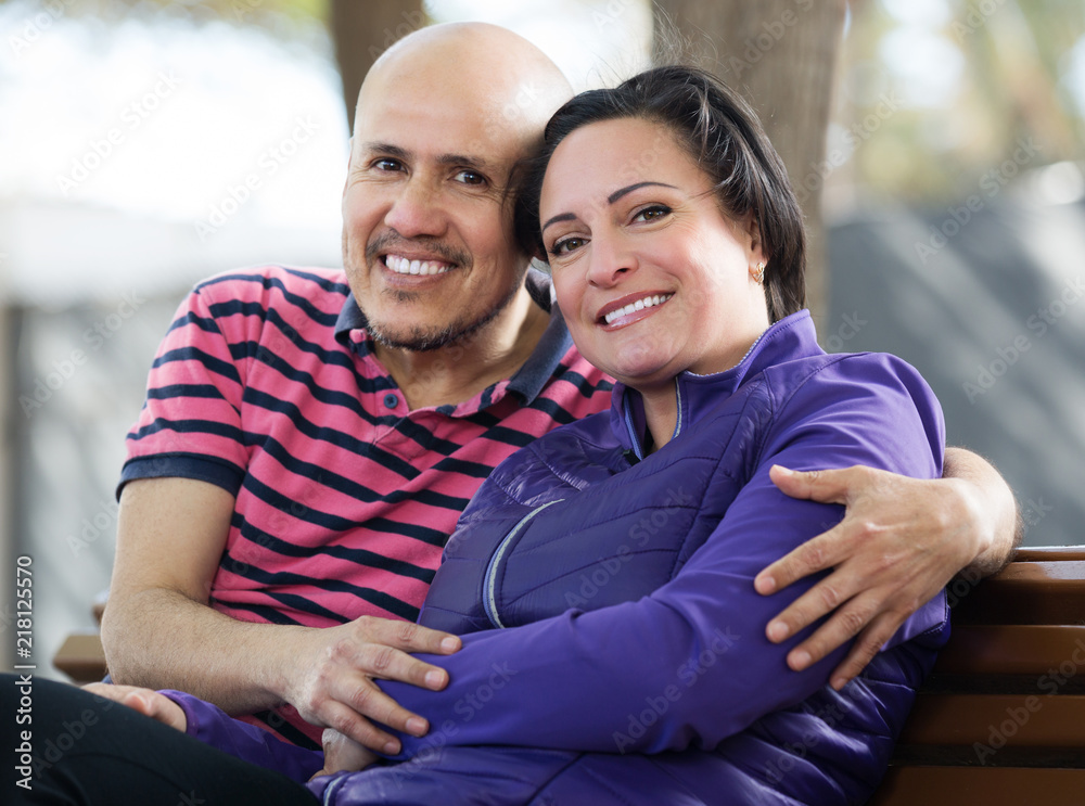 Naklejka premium Couple sitting together on bench