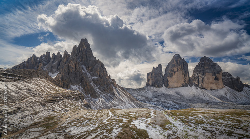 drei Zinnen berglandschaft bei Neuschnee und dramatischen Wolken