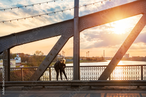 Влюбленная парочка на мосту в Твери и закат View of the Volga in Tver and two lovers