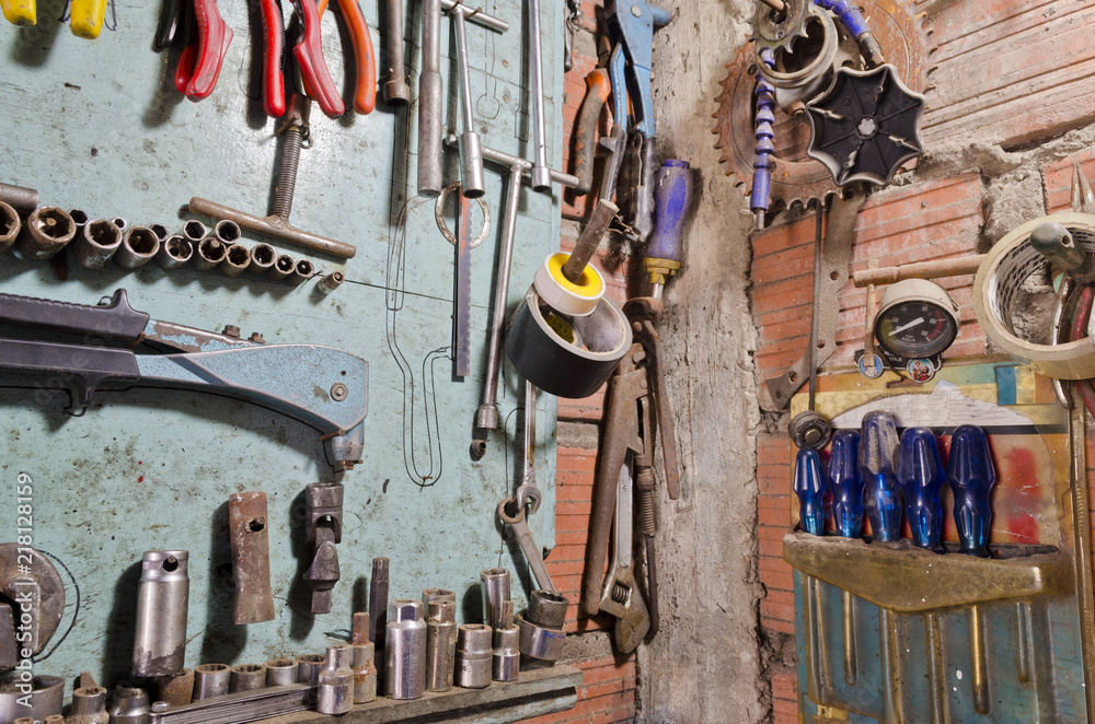 panel de herramientas en viejo taller de automotores