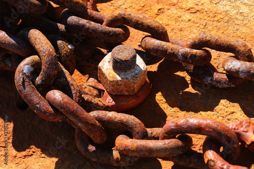 rostige Metallkette und Schraube mit Mutter