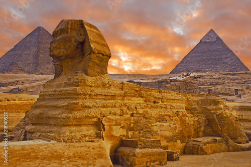 Fotografiet View of the sphinx Egypt, the giza plateau in the sahara desert