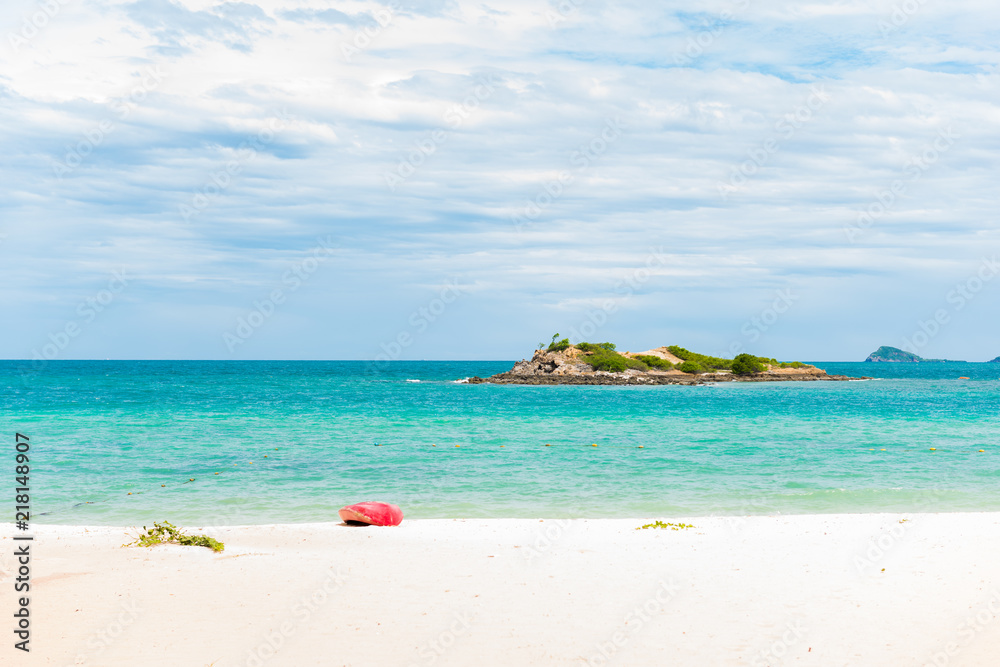 Obraz premium White sand beach with blue sea on Koh Samaesarn.