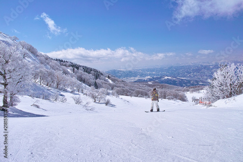 ゲレンデを滑るスノーボーダー