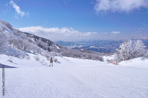 ゲレンデを滑るスノーボーダー © 7maru