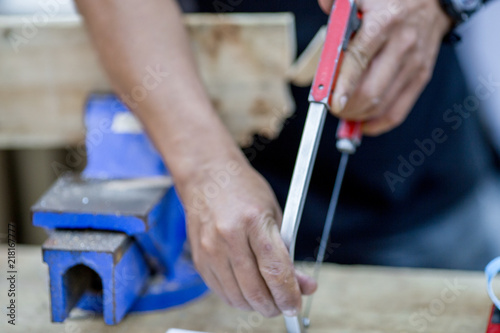 The use of equipment, for the woodworking of the technician, there are several depending on the use (nails, hammers, saws, steel wood lock)