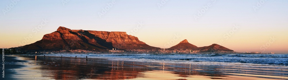 Obraz premium Krajobraz Kapsztadu i Table Mountain o wschodzie słońca