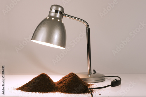 kopiec usypany z kawy i lampa elektryczna