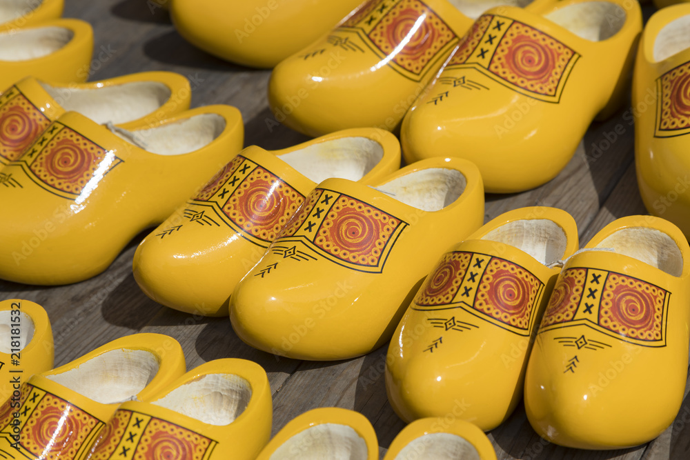 Φωτογραφία Pairs of yellow Dutch wooden shoes