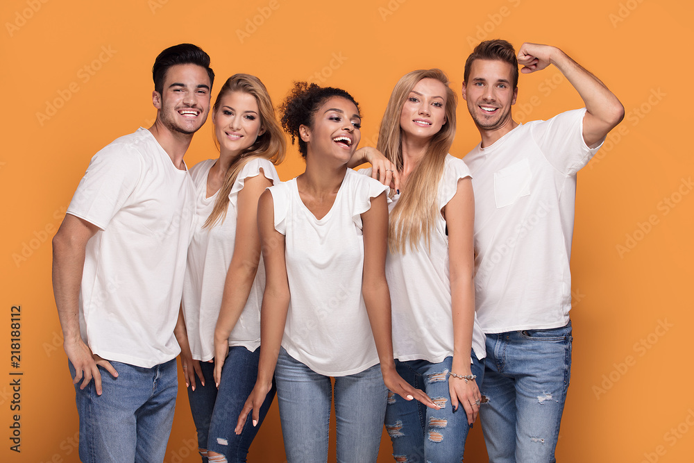 Obraz premium Group of beautiful friends posing together in studio.