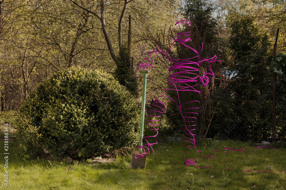 różowa postać w ogrodzie - obrazy, fototapety, plakaty 