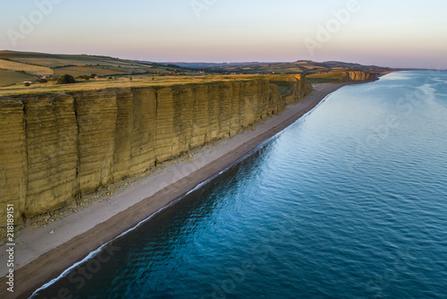 Φωτογραφία Drone image of hot of the beach and cliffs in West Bay