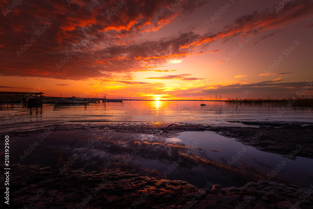 Obraz premium sunset landscape water