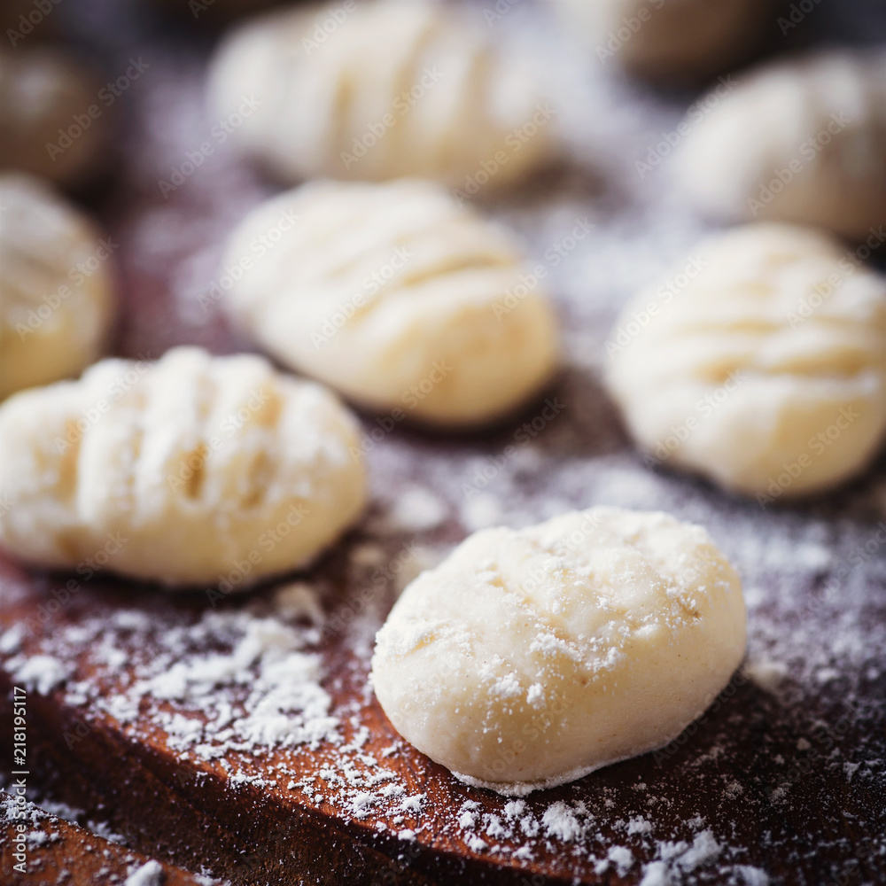 Hausgemachte Gnocchi auf einem Holzbrett Hausgemachte Gnocchi auf einem Holzbrett