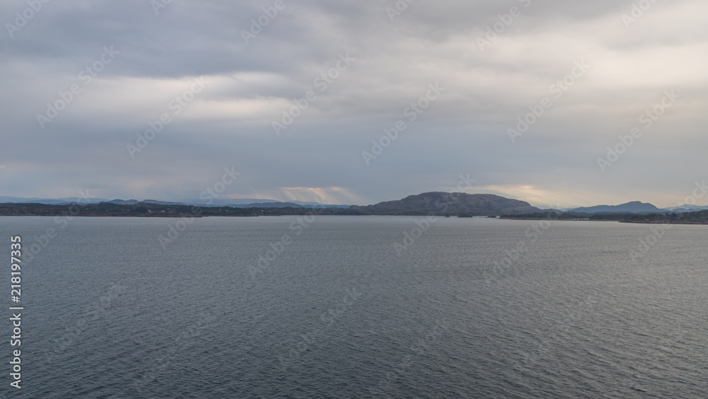 Fjord in Norwegen an einem bewölkten Morgen