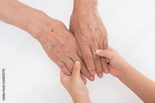 老人と幼児の手