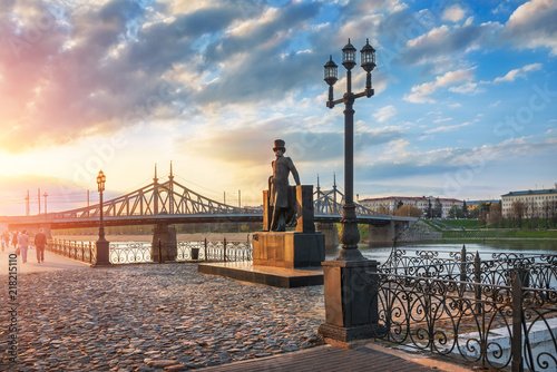 Billede på lærred Памятник поэту Пушкину в Твери и закат Monument to poet Pushkin in Tver and suns