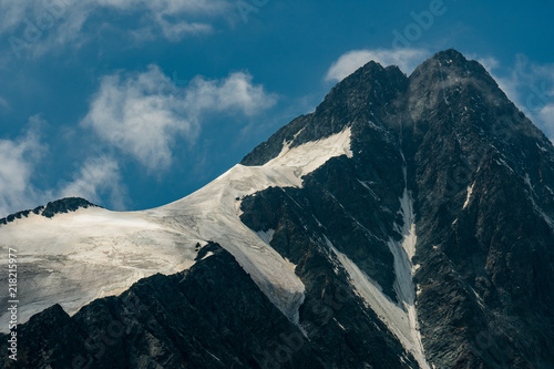 Imposanter Doppelgipfel des höchsten Berges von Österreich, dem Großglockner. Im Vordergrund ist die Pallavicini Rinne zu sehen. photo