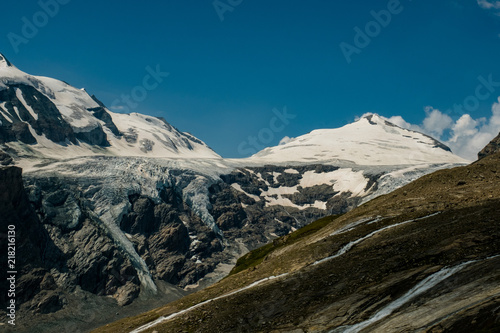 Blick auf den vergletscherten Gipfel des Johannisbergs in den hohen Tauern in Österreich