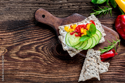 Diät - Frühstück - Gemüse - Brot - Brötchen - Knäckebrot photo