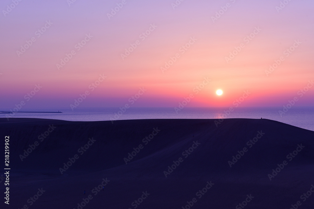 夕陽が沈む鳥取砂丘の夕景