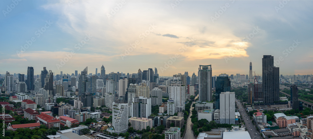 Naklejka premium panoramiczny widok na miejski pejzaż na tle niebieskim i chmurowym
