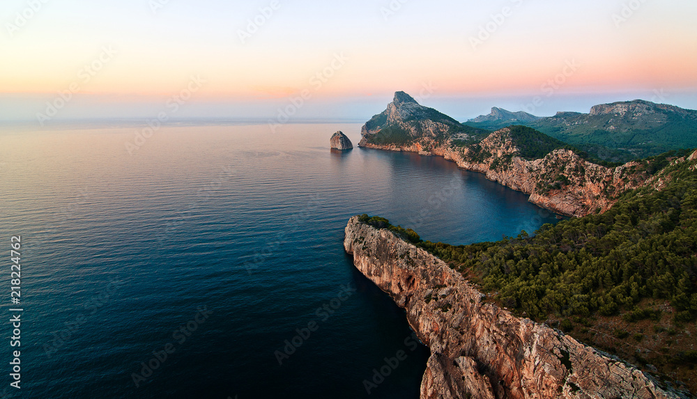 Cap de Formentor Mallorca Mittelmeer, Steilküste am Meer bei Sonnenuntergang