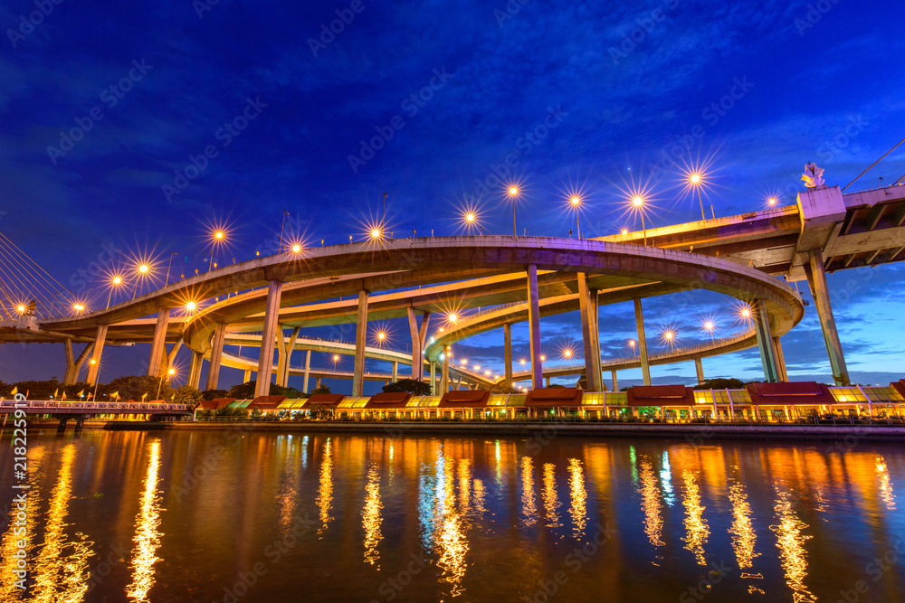 Obraz premium uprisen angle view of expressway in night time with reflections on the water