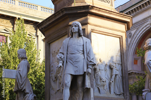 Tipi di file: Tutto (37) Famous statue of Leonardo Da Vinci in Milan, near Duomo photo