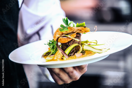 Fototapeta Nowoczesna stylista żywności dekorowanie posiłku do prezentacji w restauracji. Zbliżenie jedzenie stylowe. Obsługa restauracji