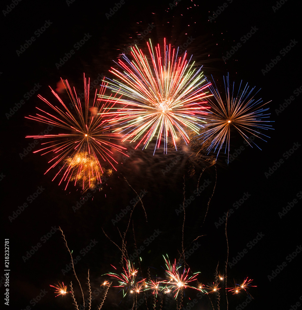 Fototapeta premium fusées de feu d'artifice coloré