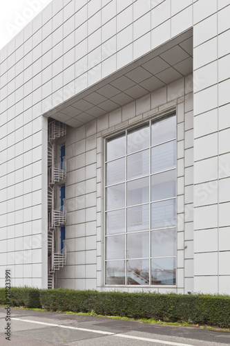 Винтовая лестница и огромное окно на фасаде современного здания