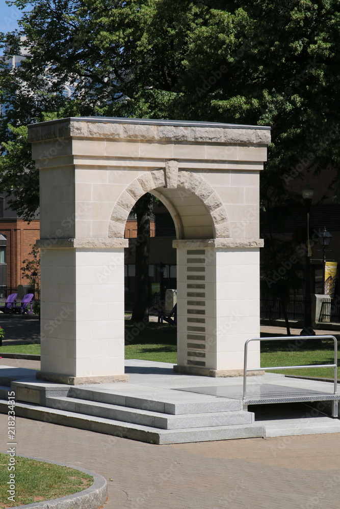 Obraz premium The archway is the gteway to the park.