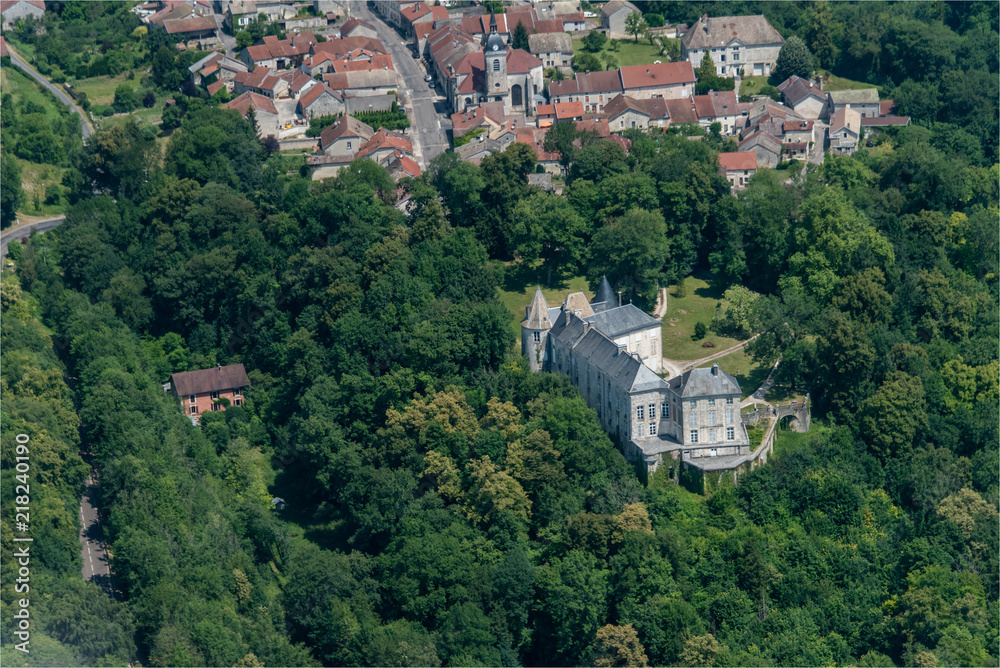 vue aérienne du château de Reynel dans la Marne en France