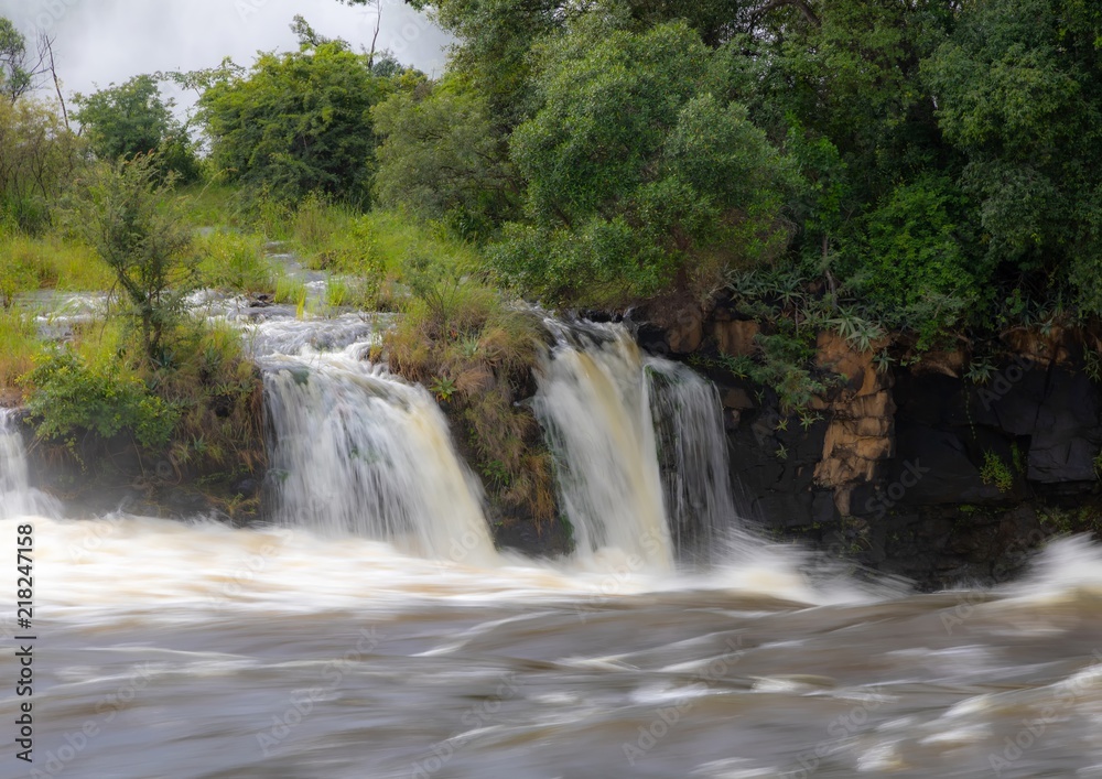 Victoria Falls between Zambia and Zimbabwe Victoria Falls between Zambia and Zimbabwe