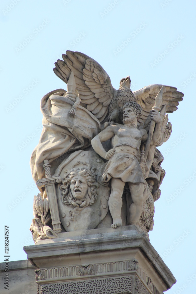 statue statue