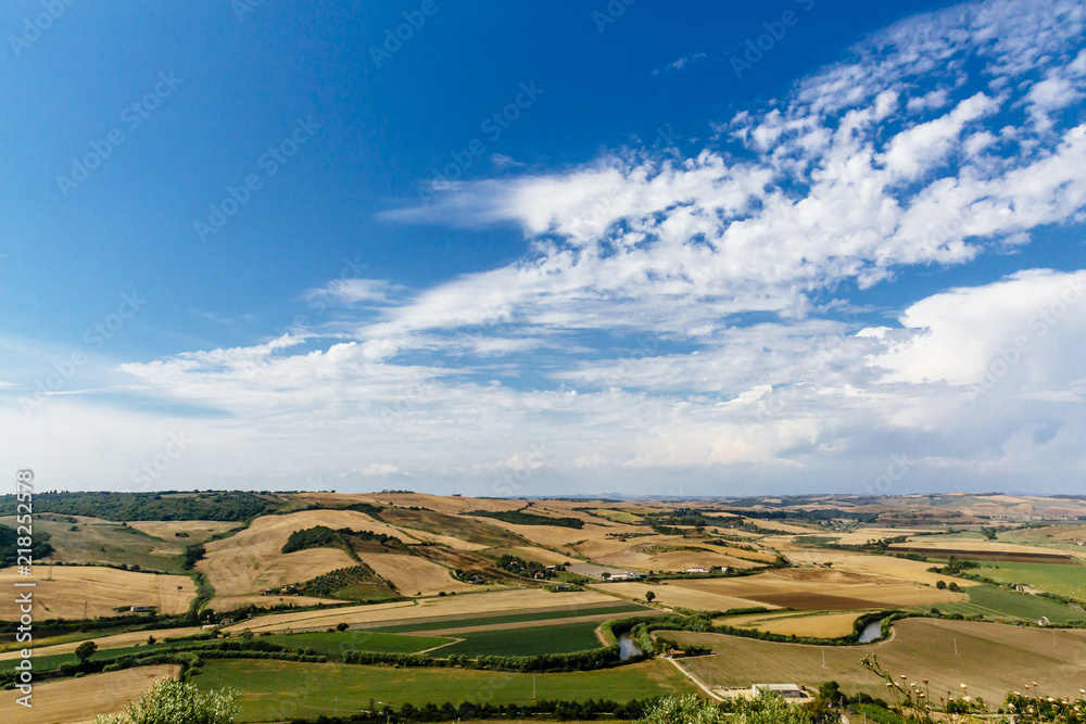 Φωτογραφία Fields in Italian Coutryside and Blue Sky