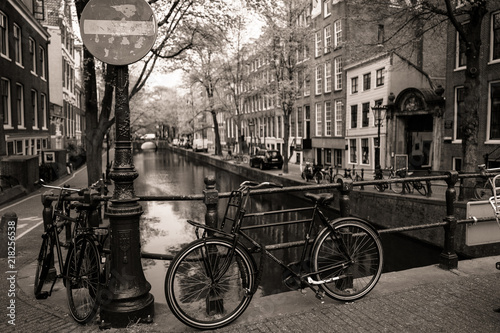 Amsterdam monochrom - canals&bikes
