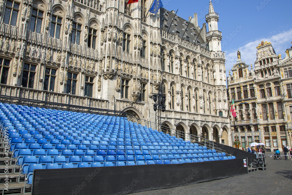  Grand Place Square with established