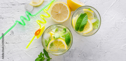 Φωτογραφία Glass of a cold mojito, juicy slised lemon and mint