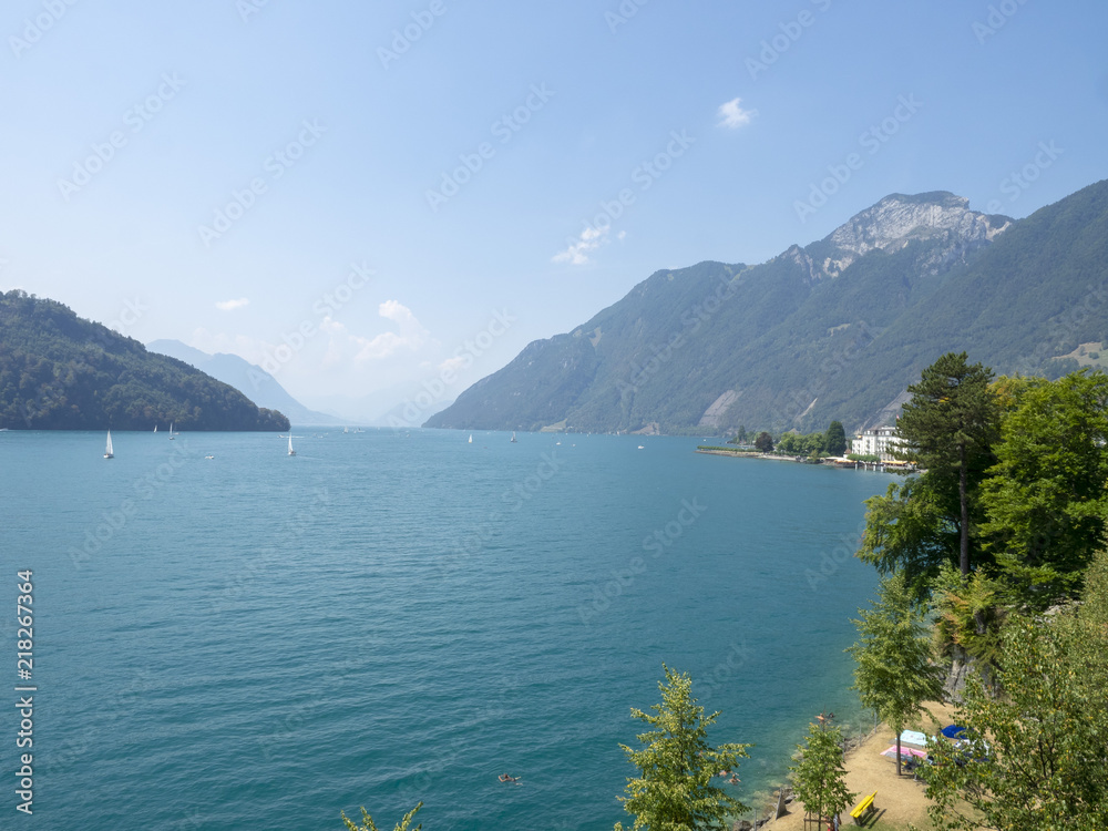 Lac des Quatre-Cantons en Suisse.  Le bourg de Brunnen appelé la perle du lac des Quatre-Cantons