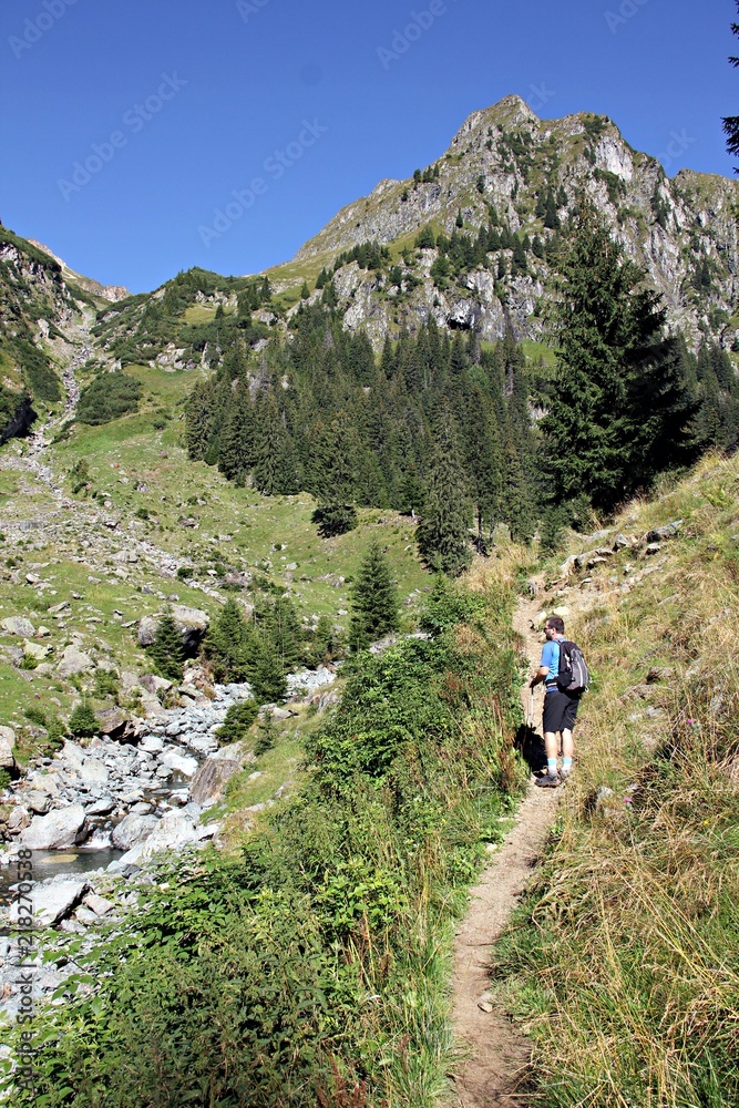 Obraz premium Man trekking in the mountains