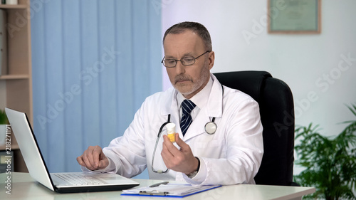 Konstfotografi Therapist looking for medicines in online catalogue on laptop, prescribtion