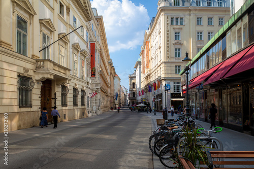Fototapeta Naklejka Na Ścianę i Meble -  Vienna Street - Beautiful building and a coffee shop caught in a quiet side street