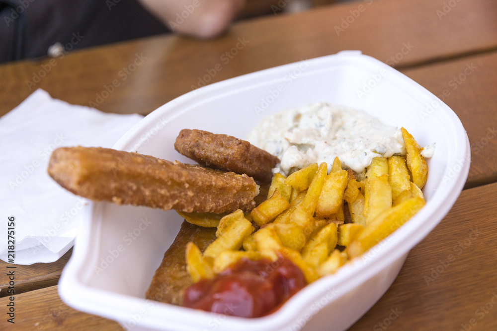 Fish und Chips to go in einer Plastikschale Fish und Chips to go in einer Plastikschale